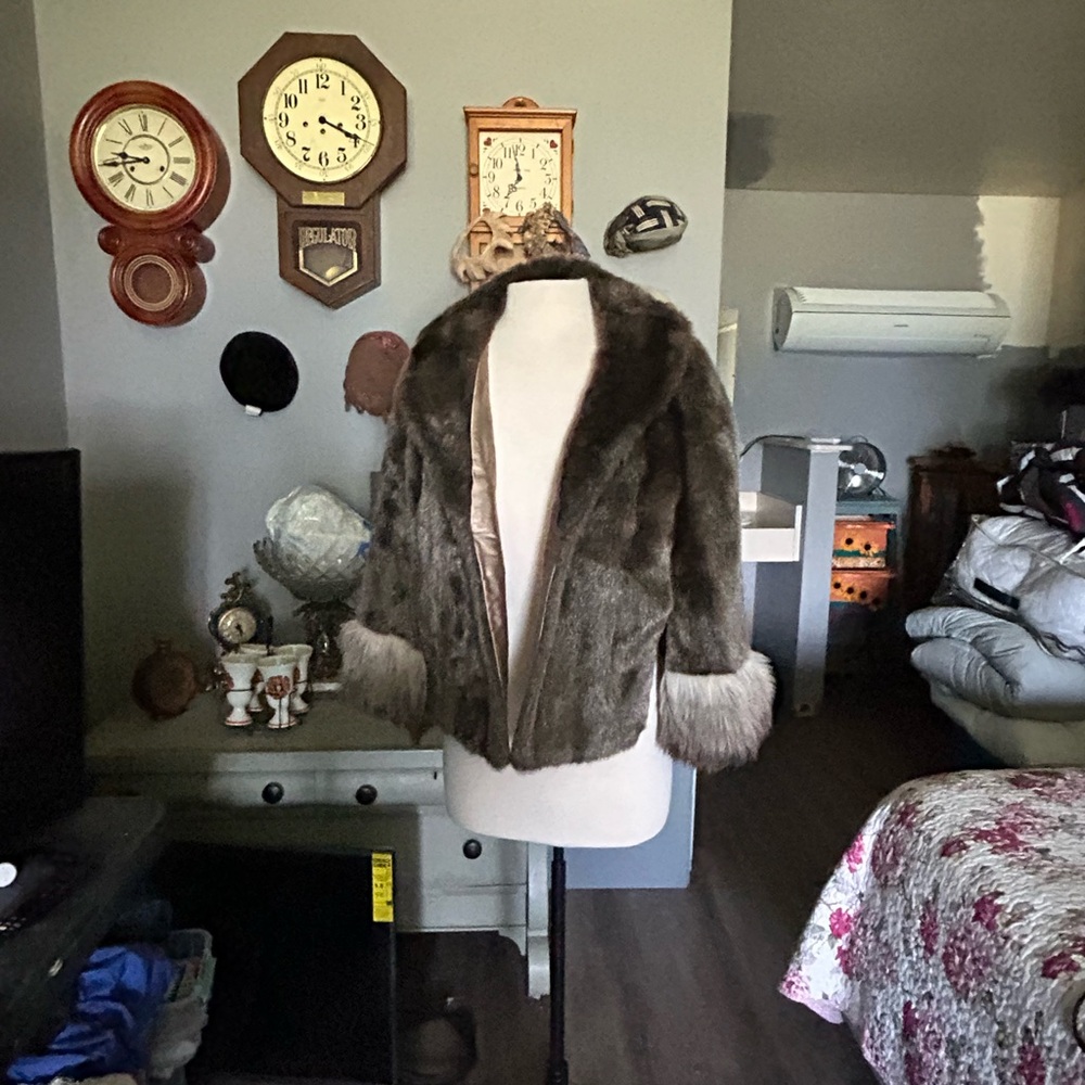 Faux fur caplet. Great for cosplay renfair renaissance king queen.